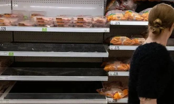 英國當?shù)厣坛u肉貨架